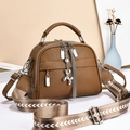 Sac bandoulière en cuir marron avec garniture argentée, breloque chien ballon et sangle large - Marron