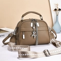 Sac à main en cuir marron avec bandoulière brodée et breloque chien ballon élégant - Kaki