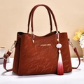 Elegante borsa a mano in ecopelle rosso scuro con scritta dorata e nappa floreale - Rosso