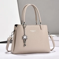 Sac à main beige élégant en cuir grainé avec double poignée et pendentif fleuri - Khaki Clair