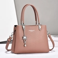 Détail du sac à main en cuir rose avec pendentif fleur et bandoulière amovible - Rose