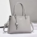 Sac à main trapèze gris en cuir grainé avec doubles poignées et charm de fleur élégant - Gris