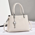 Sac à main chic en similicuir beige avec bandoulière et pendentif fleur élégant - Blanc Cassé