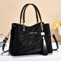 Borsa a mano in pelle nera con trama a pieghe, hardware dorato e ciondolo a fiori con nappe - Nero