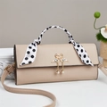 Détail du sac à main en cuir beige avec fermoir cygne doré et pendentif en perles - Khaki
