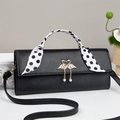 Bolso bandolera de cuero negro con hebilla de cisne y asa decorada con pañuelo de seda - Negro