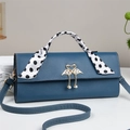 Sac à main bleu marine avec poignée en foulard à pois et fermoir en métal doré - Bleu