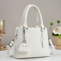Elegante borsa a mano in pelle bianca a grana litchi con manici e ciondolo mini borsa - Bianco Sporco