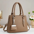 Détail d'un sac à main en cuir marron grainé avec ferrures argentées et mini pochette - Khaki