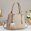 Elegante borsa tote in pelle litchi albicocca con dettagli argentati e ciondolo - Cachi Chiaro