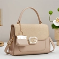 Elegante borsa a mano beige con trama intrecciata e fibbia logo G dorata con strass - Cachi