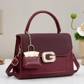 Borsa a tracolla bordeaux con patta intrecciata, fibbia G con strass e mini pochette - Borgogna