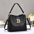 Sac seau chic en cuir noir motif crocodile avec boucle dorée B et bandoulière - Noir