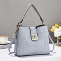 Sac seau bleu clair à motif crocodile avec boucle B dorée et bandoulière réglable - Bleu