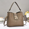 Détail du sac à main en cuir embossé crocodile avec logo B doré et finition marron texturé - Khaki Foncé
