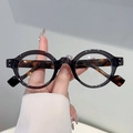 Retro Brille mit runder dunkeltransparenter Fassung und Bügeln im Schildpatt Muster - Grauer Rahmen Klare Linse Schildpatt-Beine