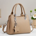 Sac cabas minimaliste en cuir grainé beige avec garnitures argentées et pendentif étoile - Khaki