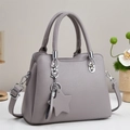 Sac à main bandoulière en cuir gris grainé avec détails argentés et pendentif étoile - Gris