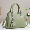 Détail du sac à main vert clair en cuir grainé avec pendentif étoile et bandoulière - Vert