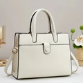 Witte bucket bag van generfd leer met handvaten en zwarte randafwerking - Broken Wit
