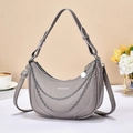 Elegante graue Halbmond-Schultertasche aus genarbtem Leder mit silberner Kette - Grau