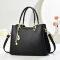 Elegante schwarze Handtasche aus Leder mit Litschi-Struktur und goldenen Beschlägen - Schwarz
