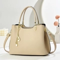 Elegante beige Handtasche mit Litschi-Maserung, Perlenanhänger und Schultergurt - Hellbeige