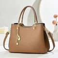 Details einer braunen Handtasche aus Leder mit Litschi-Muster und goldenen Beschlägen - Khaki