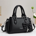 Bolso de mano negro de cuero lichi con colgante de lazo y cadena de perlas para mujer - Negro