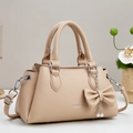 Elegante bolso beige con textura de lichi, colgante de lazo de perlas y correa - Caqui