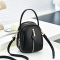 Sac bandoulière noir en cuir grainé avec trois fermetures dorées et bandoulière réglable - Noir