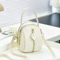 Sac bandoulière rond crème en cuir grainé avec plusieurs poches et anses chic - Blanc Cassé