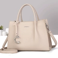 Sac à main beige en similicuir avec breloque C et poignées supérieures en ambiance - Khaki Clair