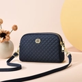 Borsa a tracolla trapuntata blu navy con dettagli dorati e doppia zip su sfondo rosa - Blu