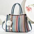 Borsa tote intrecciata a righe arcobaleno con manici blu e ciondolo in peluche bianco - Blu