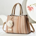 Vista laterale della borsa tote intrecciata con tracolla in pelle e charm peluche - Cachi