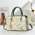 Sac à main broderie florale vintage avec poignées vertes et perles sur fond blanc - Vert