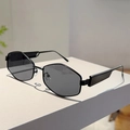 Détail de lunettes de soleil hexagonales en métal avec branches larges et verres - Monture Noire Verres Gris