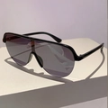 Nahaufnahme der Y2K-Sportsonnenbrille mit schwarzem Rahmen und dunkelgrauen Gläsern - Schwarzer Rahmen Graue Gläser