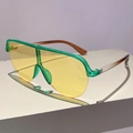 Détails de la monture verte translucide et des verres jaunes des lunettes Y2K - Monture Verte Verres Jaunes