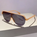 Detailansicht der flachen Peach-Wrap-Sonnenbrille mit dunklen Gläsern auf weißem Sockel - Oranger Rahmen Graue Gläser