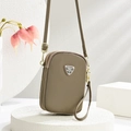 Dunkel khakifarbene Nylon-Umhängetasche mit zwei Reißverschlussfächern und Schultergurt - Khaki