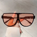 Detalle de gafas de sol tipo máscara con montura negra brillante y toques plateados - Montura negra lentes rojas
