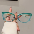 Lunettes œil de chat rétro dégradé bleu avec branches en métal doré vues de main - Monture Bleue Transparente Verres Transparents