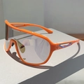 Detail van de oranje sportzonnebril met grijze glazen en een holle metalen scharnier - Oranje Frame Gouden Spiegel