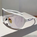 Detail van witte sportzonnebril met paarse glazen en antislip neuskussentjes voor sport - Wit Frame Gouden Spiegel