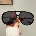 Occhiali da sole aviator neri oversize con dettagli dorati e ponte con intaglio - Montatura Nera Lenti Grigio Nero