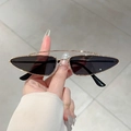 Gafas de sol triangulares de metal dorado con doble puente y lentes negras para estilo urbano - Montura Dorada Lente Gris