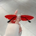 Gafas de sol triangulares rojas con montura de metal dorado y doble puente chic - Montura Dorada Lentes Rojas