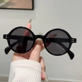 Gafas de sol redondas negras retro con remaches plateados y lentes gris oscuro mujer - Montura Negra Lente Gris